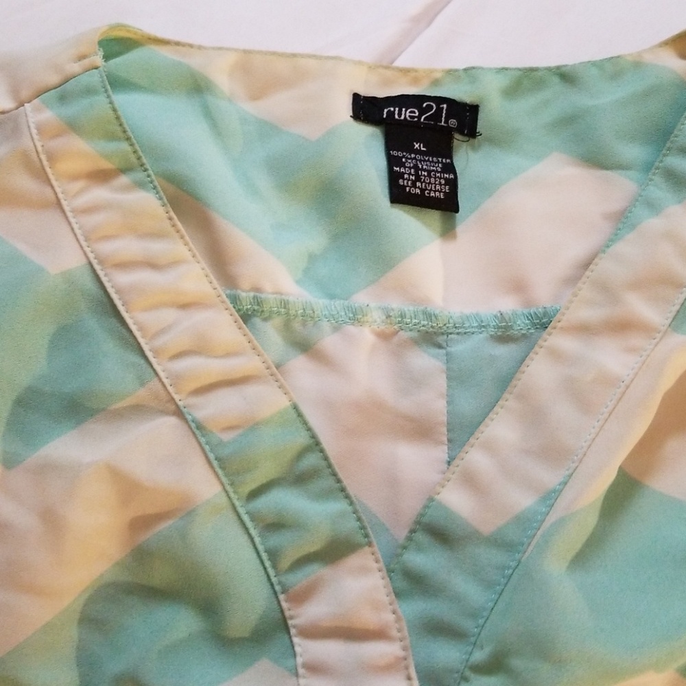 Beautiful zigzagged blouse - Picture 2 of 3